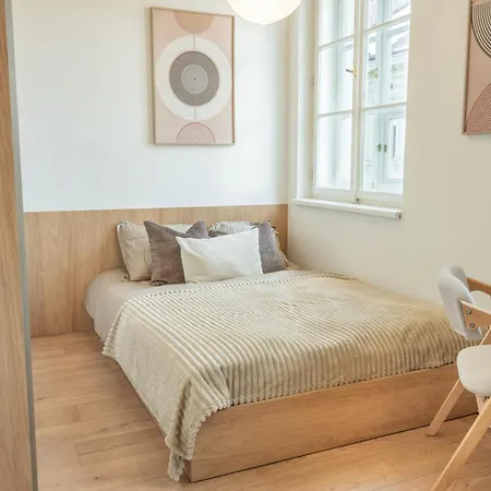Old Town-premium Studio-lift-quiet-netflix Praag